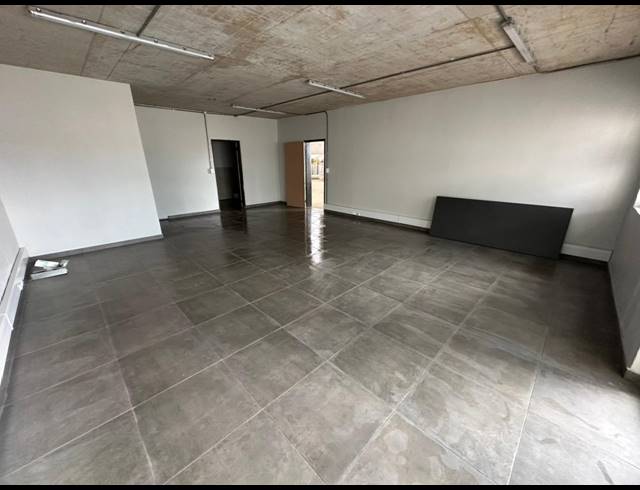 555M² WAREHOUSE TO LET IN LANSERIA